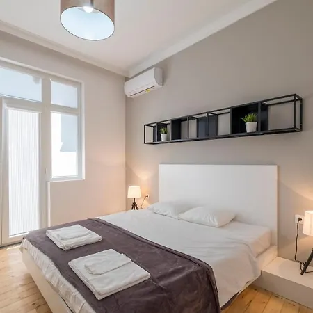 Bluewaveplace - Stylish 2 Bedroom In Center Of דירה