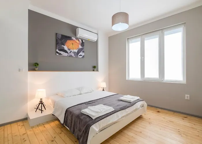 Bluewaveplace - Stylish 2 Bedroom In Center Of *