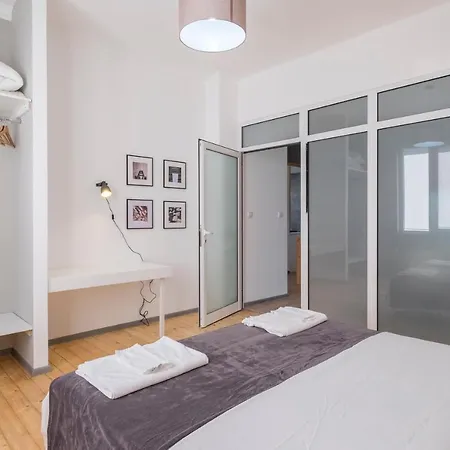 Апартамент Bluewaveplace - Stylish 2 Bedroom In Center Of София